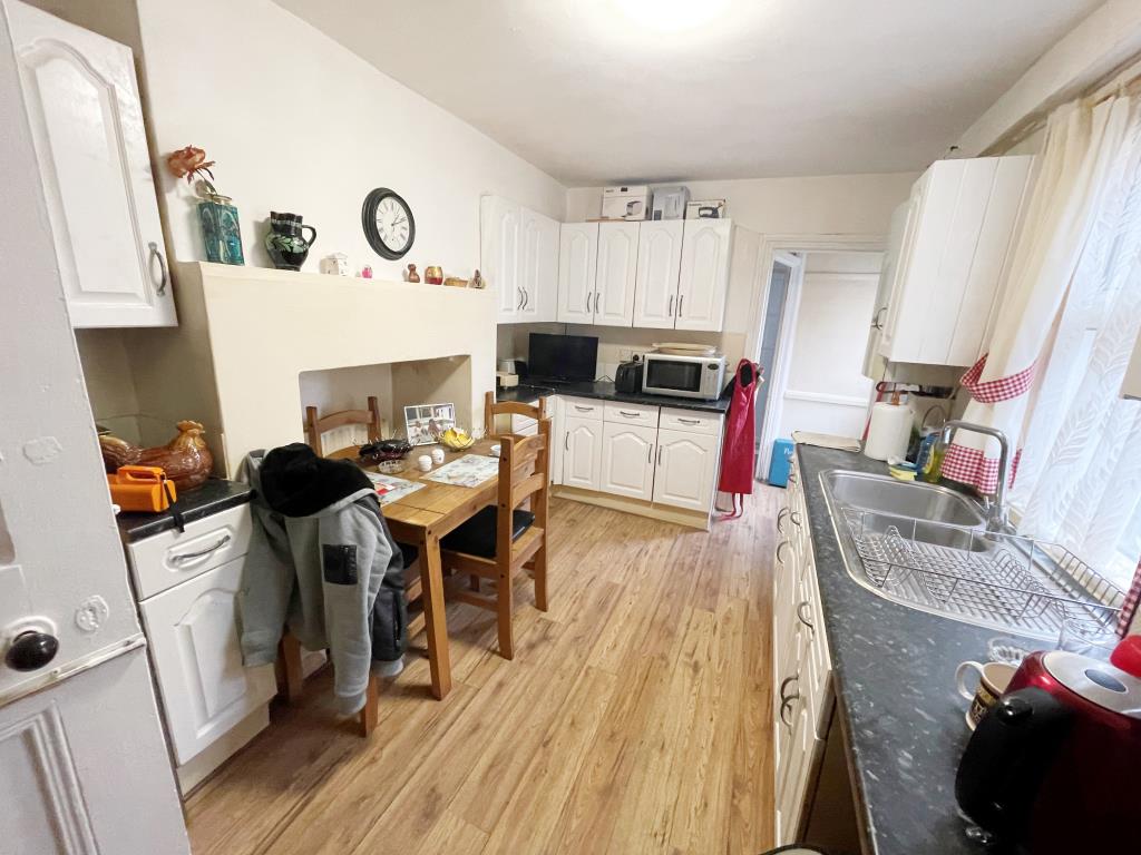 Lot: 20 - FREEHOLD BLOCK OF THREE FLATS FOR INVESTMENT - Kitchen with access to garden